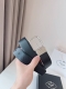 普拉达 Prada 是意大利奢侈品牌，独特的设计结合了流行简约与优雅的气质，完美地衬托出Prada优秀的产品。风格独树一帜！对于喜欢低调不浮夸的商务休闲人士再适