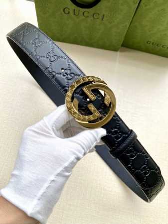 宽度4.0Cm Gucci 互扣式双g带扣腰带，采用热压印技术的gucci Signature蓝色皮革精制而成，触感厚实，印花图案清晰分明。 - 点击图像关闭