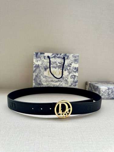 特 宽度3.5Cm Dior 这款金属覆层黄铜腰带扣是春季系列新品，致敬经典的 Oblique 图案。可与各式 35 毫米腰带搭配，彰显优雅气质与视觉风格。