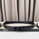 Alenciaga Bb 窄版腰带 这款bb 版腰带来自balenci设计细节，正面扣、打孔式细节3.0Cm 男女均可佩戴