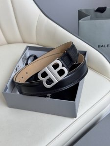 巴黎世家 Balenciaga 宽度3.0Cm 是法国的奢侈品牌，作为时尚界最具影响力品牌之一的地位。设计师源于：都市时尚潮流独特的设计风格，采用进口小牛皮制作