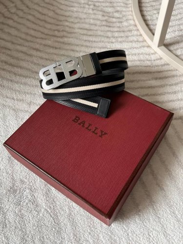 特 Bally 巴利 专柜同款 男士休闲布配皮腰带 宽3.5Cm 这款tamal 双面头层牛皮融入了永恒经典的 Bally 条纹，且具有充满现代感。正面饰有ba