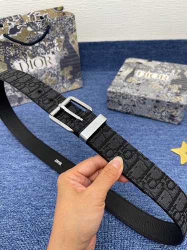 特P180 迪奥 这款腰带采用米色和黑色 Oblique 印花面料精心制作，搭配黑色粒面牛皮革里料，饰以金属覆层黄铜腰带扣，彰显优雅时尚的风范。可与各式 35