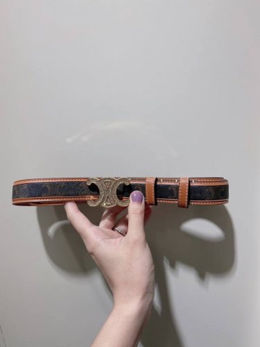 特 Celine 23 中号Triomphe Taurillon皮革腰带 青铜色 Taurillon.中腰，金色饰面金属件、亮面牛皮腰带 咖啡色！Triomph