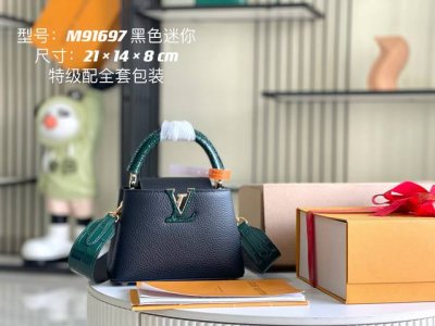 特级配全套包装 特级精品原厂皮M91697黑色鳄鱼纹金扣 本款 Capucines 迷你手袋由鳄鱼纹皮革打造而成，质感华贵。 以优质羊皮革为内衬，配备耀眼金属件