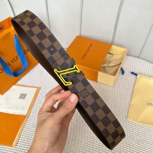 也P170 寬：40Mm 驢家新品 寬度40Mm 驢家Ss新品腰帶系列 意大利原廠皮料 扣頭採用雙拼視覺效果工藝 全方位精打細磨 精密度厚金電鍍 雙面用