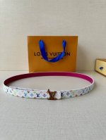 本款2.0宽Lv Iconic 双面腰带以中央 Lv Iconic 搭扣的耀目光泽道出品牌格调。皮革和 Monogram 帆布的细腻缝线见证匠心细节，纤细尺寸提