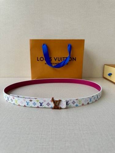 本款2.0宽Lv Iconic 双面腰带以中央 Lv Iconic 搭扣的耀目光泽道出品牌格调。皮革和 Monogram 帆布的细腻缝线见证匠心细节，纤细尺寸提