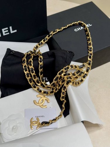 香家女士腰链 DDD 黑金腰链，腰链可以说是时髦精的必备单品，黑金配色经典耐看，复古感拉满、提升整体穿搭气质，基础款，简约气质，进阶款精致大气，淡妆农抹总相宜。