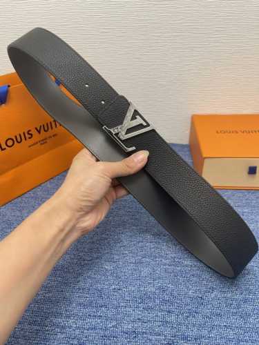 louis Vuitton 经典原单品质，荔枝纹压花搭配原版皮底，原单精品挂扣，精工制作，细节看图，实物拍摄，高端奢华，宽度4.0Cm
