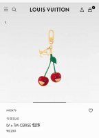 Lv 钥匙扣 包包挂件X Tm Lv Cerise 包饰出自路易威登 村上隆复刻系列，以莹泽金属和有机玻璃演绎趣味设计。鲜活樱桃装饰道出日本艺术家的灵动笔触，L