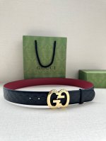 宽度4.0 Gucci 历史细节和现代元素是Gucci最新系列的特点。历史的花押字硬件致敬品牌的创始人Guccio Gucci。这款腰带采用黑色皮革精制而成，饰