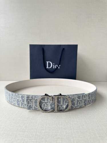 宽度3.5Cm Dior 受到标志性的同名手袋的启发，Montaigne腰带提供可翻转的版本，这要归功于其旋转机制。一侧采用天然光滑的小牛皮制成
