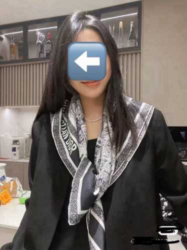 新款 迪奥2025春夏季新款， 巴黎地图 太美了 买到都说好下手一定要快高端 大爱女人尤物 货极少 四季都可以用真心美的让人非常非常心动 上身效果简直美翻了 品