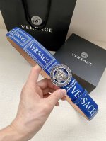 特 宽度4.0Cm Versace此款个性皮带由皮革制成，饰有Royal Rebellion印花，配有标志性Medusa五金配件搭扣