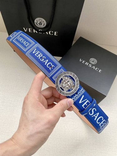 特 宽度4.0Cm Versace此款个性皮带由皮革制成，饰有Royal Rebellion印花，配有标志性Medusa五金配件搭扣