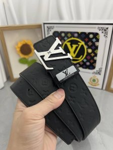 品名：Lv..路易..威登原单 材质：原单牛皮腰带 百分百头层牛皮腰带保证真皮，24K纯钢扣，专柜原单品质、做工精细，时尚大牌，送人自用首选 包装： 请认准如图