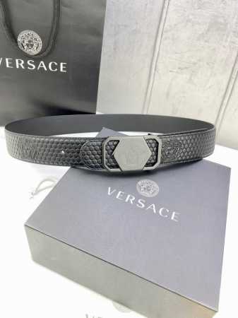 特 宽度4.0Cm Versaec 范思哲 此款时尚腰带由柔软的小牛皮革制成，饰有立体美杜莎原单钢扣 五金采用真空电镀 。 - 点击图像关闭