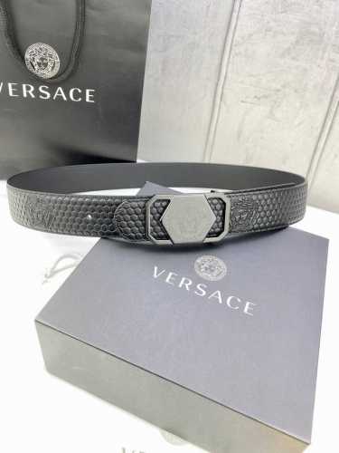 特 宽度4.0Cm Versaec 范思哲 此款时尚腰带由柔软的小牛皮革制成，饰有立体美杜莎原单钢扣 五金采用真空电镀 。