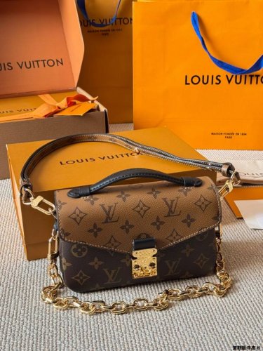 复刻版 牛皮 全钢 Lv Pochette Metis East West Mini 新款邮差包 Lv邮差包老花手提单肩斜挎包，优雅低调的外形设计和宽敞的包身更