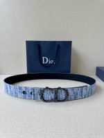 宽度3.5Cm Dior 这款砂黑 金 白 枪多色饰面 不锈钢腰带扣是春季男装系列新品 展示 Cd30 标志 灵感源自 B30 运动鞋 可与各式 35 毫米腰带