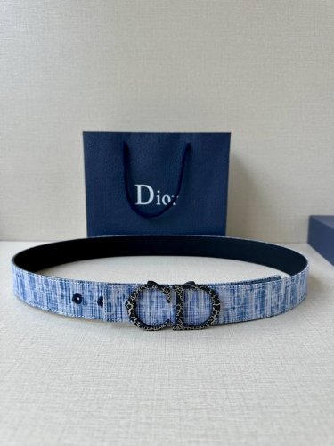 宽度3.5Cm Dior 这款砂黑 金 白 枪多色饰面 不锈钢腰带扣是春季男装系列新品 展示 Cd30 标志 灵感源自 B30 运动鞋 可与各式 35 毫米腰带