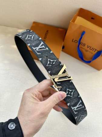 特 本款4.0宽 Lv Initiales 双面腰带以大胆笔触解读经典设计。Monogram Faded 压纹帆布呈现做旧效果，柔滑皮革提供雅致选择。 - 点击图像关闭