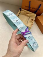 Lv Aqua 双面腰带为传统设计引入现实主义意趣。Monogram Aqua 帆布以 3D 水滴图案模糊 Monogram 图案的经典轮廓，将相同意境延续至