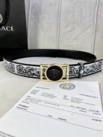 特 宽度4.0Cm Versace 范思哲 此款Palazzo腰带采用牛皮革面料制作，并饰有Le Pop Classique图案印花和标志性的美杜莎五金配件。