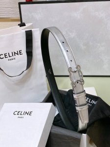 特 Celine 24 中号triomphe Taurillon皮革腰带 青铜色 Taurillon.中腰，银色饰面金属件、亮面牛皮腰带 咖啡色！Triomph