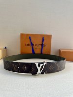 特 本款 4.0宽 Lv Initiales 双面腰带拼合经典 Monogram 帆布和素色皮革，搭配中央 Lv 字母搭扣，为路易威登爱好者提供多样造型选择。一