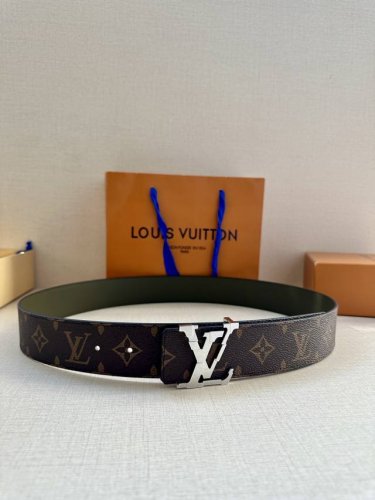 特 本款 4.0宽 Lv Initiales 双面腰带拼合经典 Monogram 帆布和素色皮革，搭配中央 Lv 字母搭扣，为路易威登爱好者提供多样造型选择。一