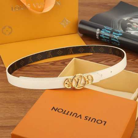 特 Lv Trio 双面腰带拼合细腻牛皮革和 Monogram 帆布，为中央金属搭扣聚焦 Lv Circle 标识和 Monogram 花卉，雅致设计实现更多造 - 点击图像关闭