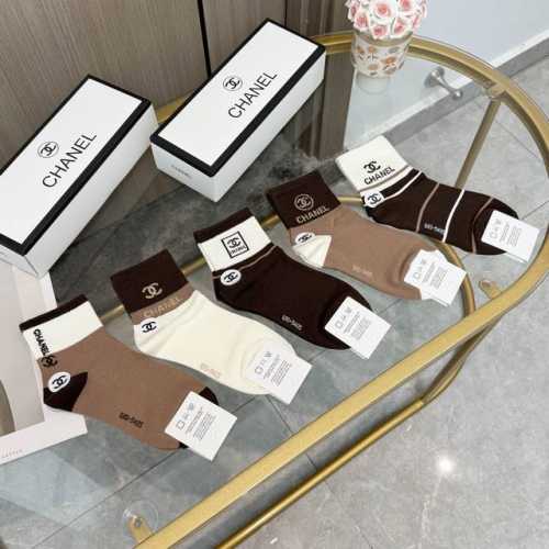 配包装 一盒五双 Chanel 香奈儿 爆款卡中筒袜高版本 ～好看到爆炸 欧美大牌中筒袜潮人必不能少的专柜代购品质 袜子 ，搭配起来超高逼格 时髦度爆表啊啊啊啊