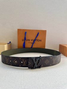 特 本款 4.0宽 Lv Initiales 双面腰带拼合经典 Monogram 帆布和素色皮革，搭配中央 Lv 字母搭扣，为路易威登爱好者提供多样造型选择。一