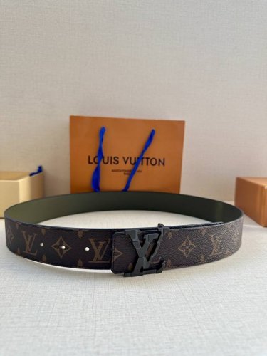 特 本款 4.0宽 Lv Initiales 双面腰带拼合经典 Monogram 帆布和素色皮革，搭配中央 Lv 字母搭扣，为路易威登爱好者提供多样造型选择。一