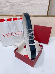 Vlogo Signature搭扣，饰以施华洛世奇仿珍珠 -施华洛钻 花纹搭扣 -进口小牛皮材质 进平纹带身 -宽度：3厘米