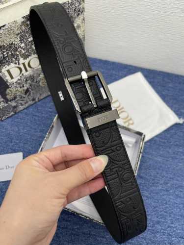 特 这款 35 毫米双面腰带结合典雅气质与摩登风范。 一面采用黑色 Dior Gravity 印花效果皮革，以牛皮革融合压花工艺，演绎经典的 Oblique 印