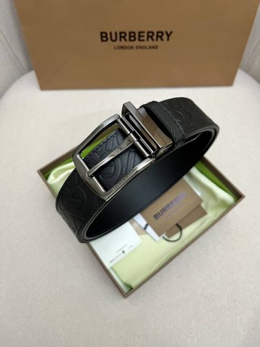 Burberry-巴宝莉！男士专柜对版金属扣，头层牛皮双面外用腰带，商务通勤休闲场合均适合佩戴。3.5Cm