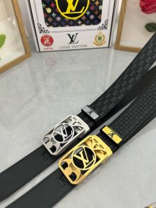 品名：Lv..路易..威登自动带 材质：原单牛皮腰带 百分百头层牛皮腰带保证真皮，24K纯钢扣，专柜原单品质、做工精细，时尚大牌，送人自用首选 包装： 请认准如
