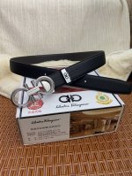 品名：菲拉格幕 原单皮带 材质：原单牛皮腰带 百分百头层牛皮腰带保证真皮，24K纯钢扣，专柜原单品质、做工精细，时尚大牌，送人自用首选 包装： 请认准如图专柜包