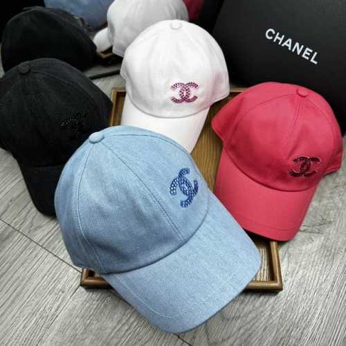 特价 C家 Chanel 2025新品双面鸭舌帽 特别新颖的双面风格碰撞设计 一面延续了Chanel一贯的素雅简约的风格 一面大胆采用了简笔山茶花满花的图案设计