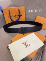 Lv Dimension 4.0双面腰带将经典格调引入新颖尺幅设计。皮革压印 Lv 字母和 Monogram 花卉，与纤秀 Lv 字母搭扣相映成趣，令品牌标识低
