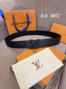 Lv Dimension 4.0双面腰带将经典格调引入新颖尺幅设计。皮革压印 Lv 字母和 Monogram 花卉，与纤秀 Lv 字母搭扣相映成趣，令品牌标识低