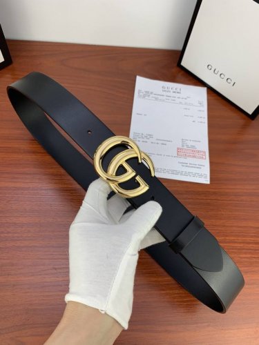 Gucci 经典款单层树膏皮革腰带，配有品牌标志性双G带扣。无涂层褪色皮革材质 具备耐用不变形 此皮面手感光滑细腻衣橱必备百搭上品 宽度4.0Cm