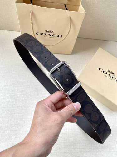 宽度3.8Cm Coach 这款双面腰带一面为经典标志帆布材质，另一面为精制皮革材质，配有标志性扣件，将两种外形合二为一。通过简单的说明，可用剪刀剪裁至完美合身