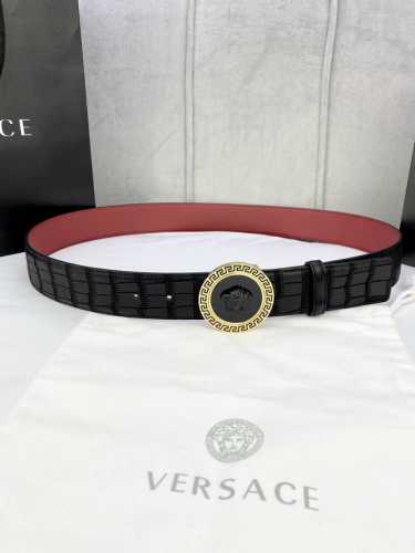 特 宽度4.0Cm Versace范思哲采用精挑细选进口牛皮，此款鹿皮腰带配有醒目的美杜莎头像搭扣，可为任何造型增添几分立体雅致效果。