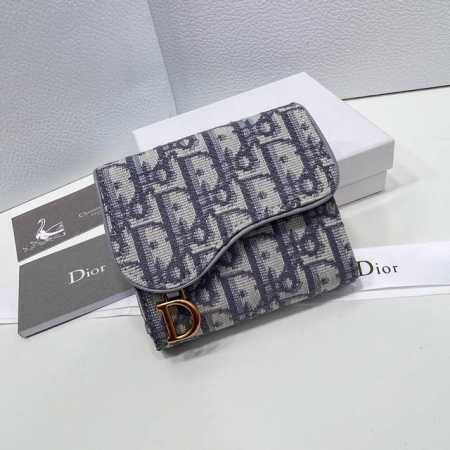 Dior 2381颜色 黑 灰 枣红尺寸：11*10*2 专柜秋冬新款火爆登场！采用头层牛皮，做工精致， 媲美专柜！多功能小卡包，超级实用 - 点击图像关闭
