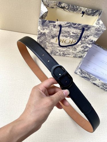 宽度3.5Cm Dior这款腰带扣采用“Cd”标志造型，以金属覆层黄铜精心打造。可与各式35毫米腰带搭配，提升格调，打造优雅精致的造型。 牛皮革双面腰带融合奢华
