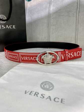 宽度4.0Cm Versace 范思哲 此款Palazzo腰带采用牛皮革面料制作，并饰有Le Pop Classique图案印花和标志性的美杜莎五金配件。 - 点击图像关闭